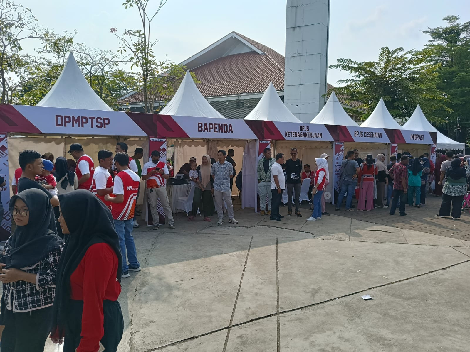 Kapolsek Bantar Gebang Dampingi Kasat Lantas Polres Metro Bekasi Kota Hadiri Road Show Mall Pelayanan Publik (MPP) di Pasar Alam Vida
