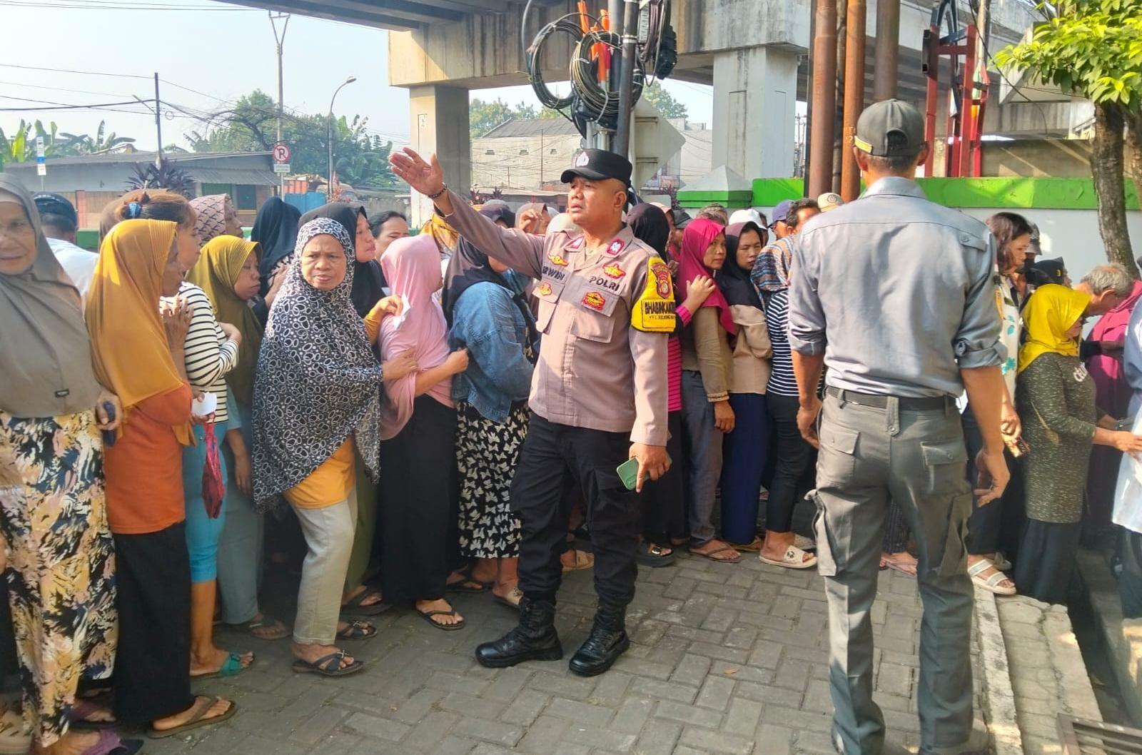 Kawal Bantuan Sosial, Bhabinkamtibmas Bojong Menteng Amankan Penyaluran 1.900 Kantong Beras