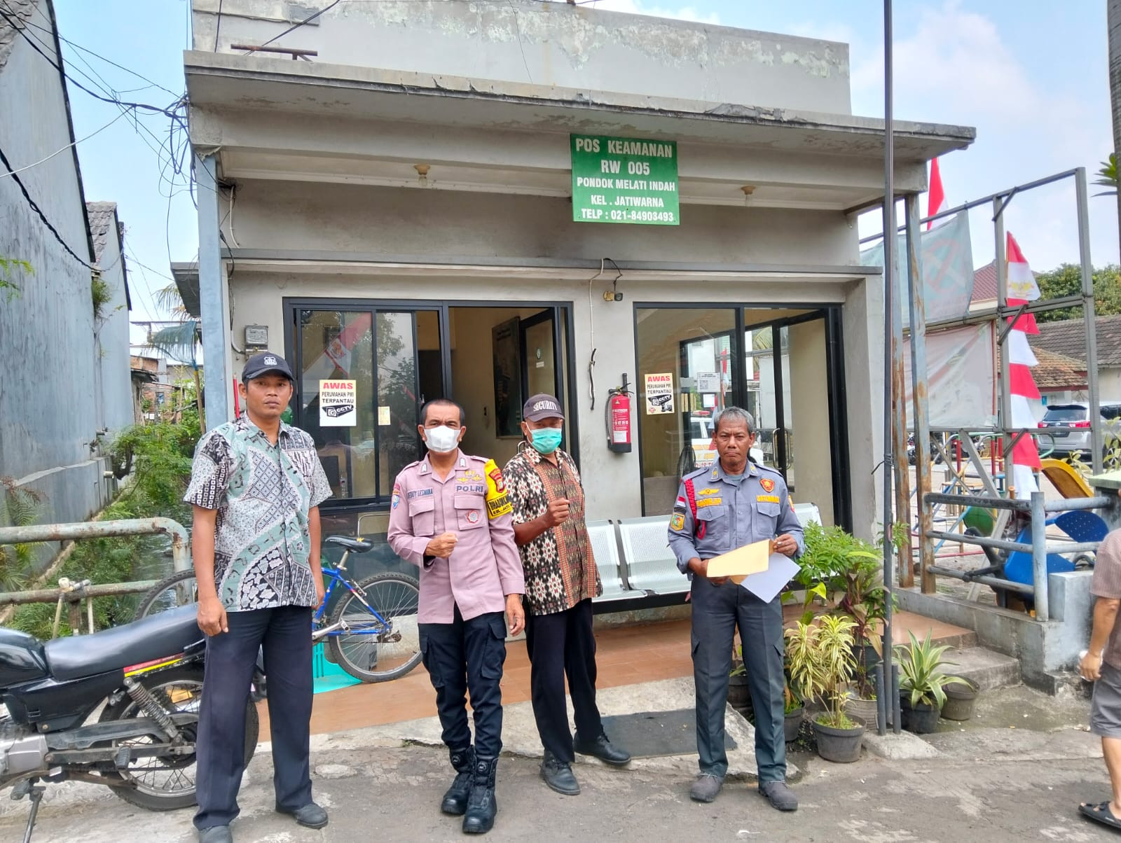 Perkuat Keamanan, Bhabinkamtibmas Jatiwarna Sambangi Petugas Sekuriti Perumahan PMI