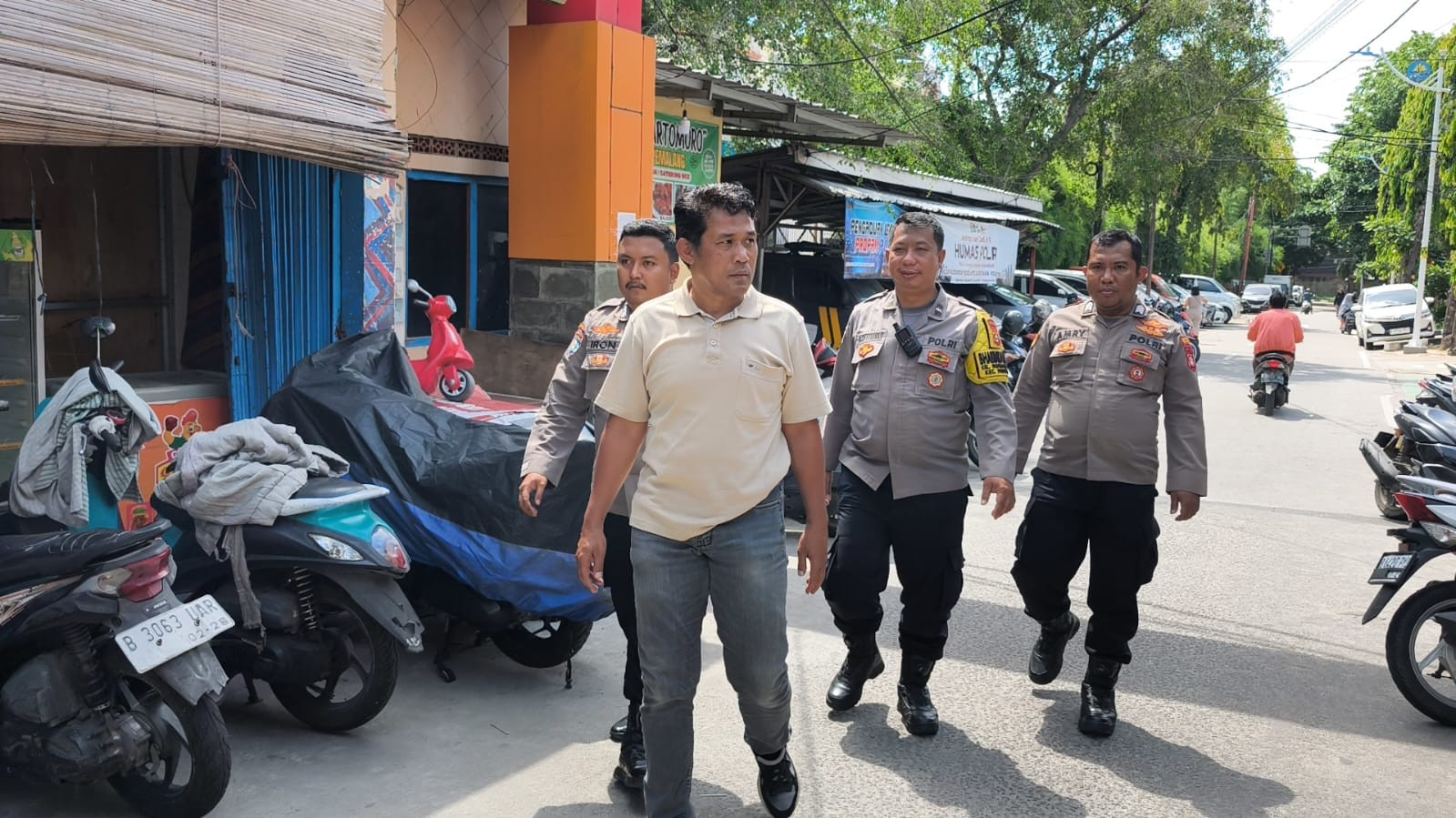 Patroli Jalan Kaki Polsek Pademangan Dukung Program “Jaga Lingkungan” di RW 012 Pademangan Barat