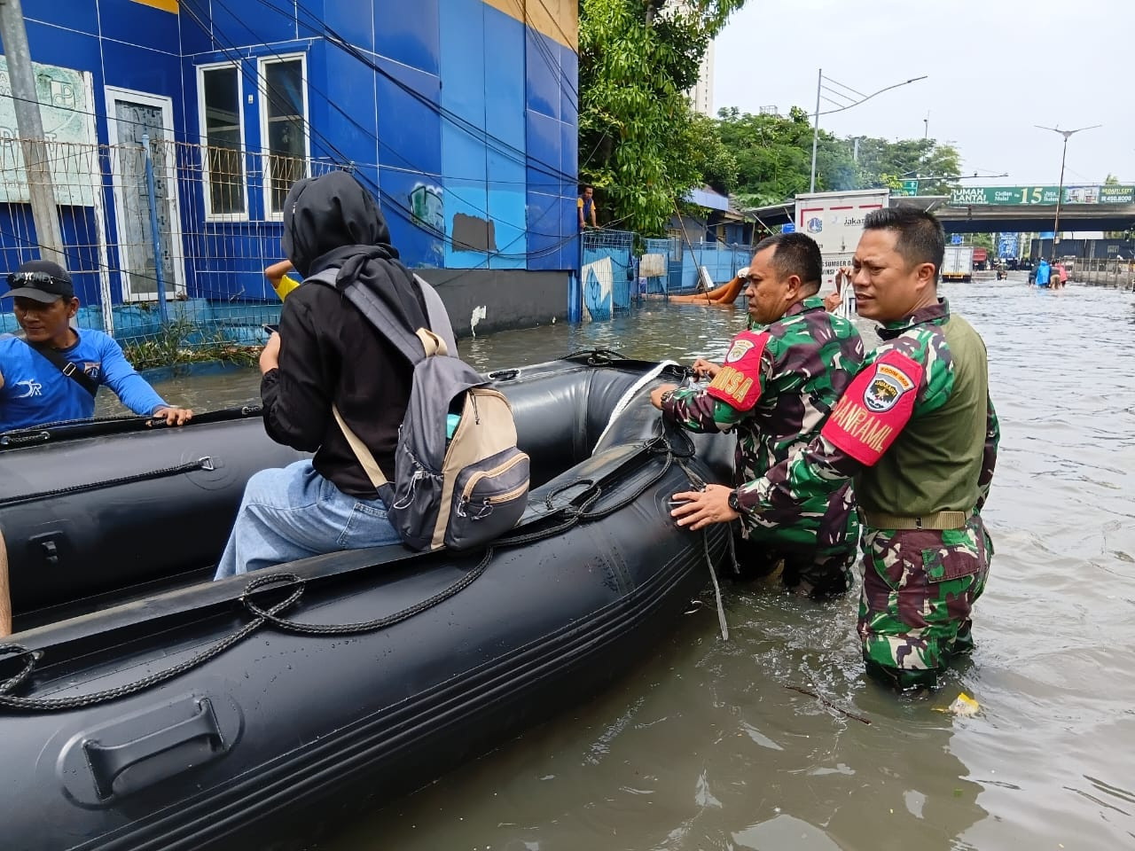 TNI Kerahkan Personel untuk Bantu Warga Terdampak Banjir di Penjaringan