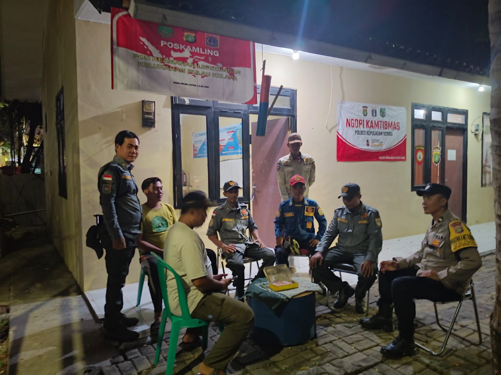 Cegah Gangguan Kamtibmas dan Antisipasi Cuaca Buruk, Polres Kepulauan Seribu Gencarkan Siskamling Bareng Warga dan TNI