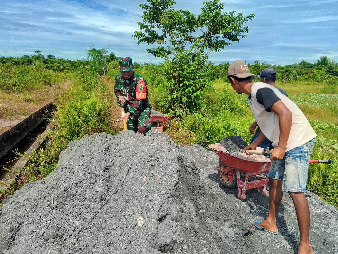 Babinsa Koramil Kuala Kencana Bersama Petani Kerja Bakti Perbaiki Jalan Pematang Sawah