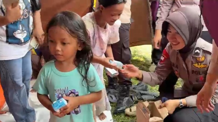 Polwan Brimob Polda Metro Jaya Berikan Trauma Healing untuk Anak-anak Korban Kebakaran Pasar Jiung Kemayoran