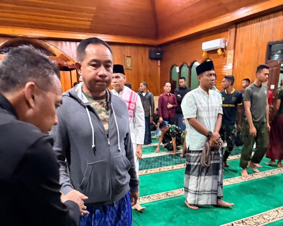Panglima TNI Sholat Subuh Berjamaah Bersama Prajurit Satgas Pamtas RI-PNG Mobil