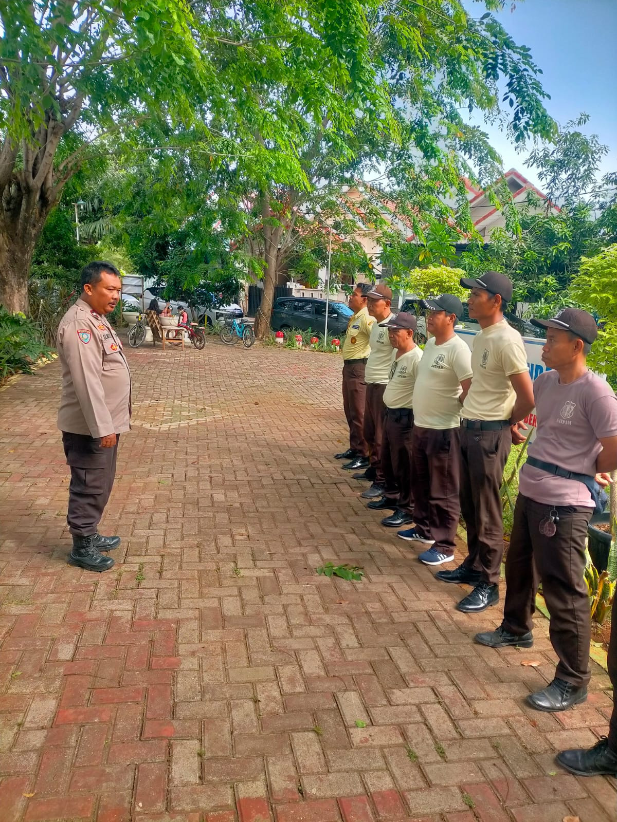 Cegah Curanmor, Bhabinkamtibmas Medan Satria Berikan Pembinaan dan Himbauan Kamtibmas kepada Satpam Perumahan THB