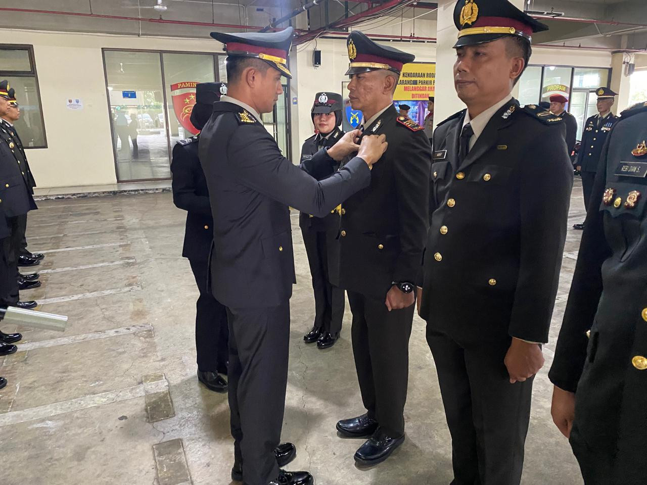 Polres Metro Bekasi Kota Gelar Upacara PeganugerahanTanda Kehormatan Satyalancana Pengabdian kepada Personel