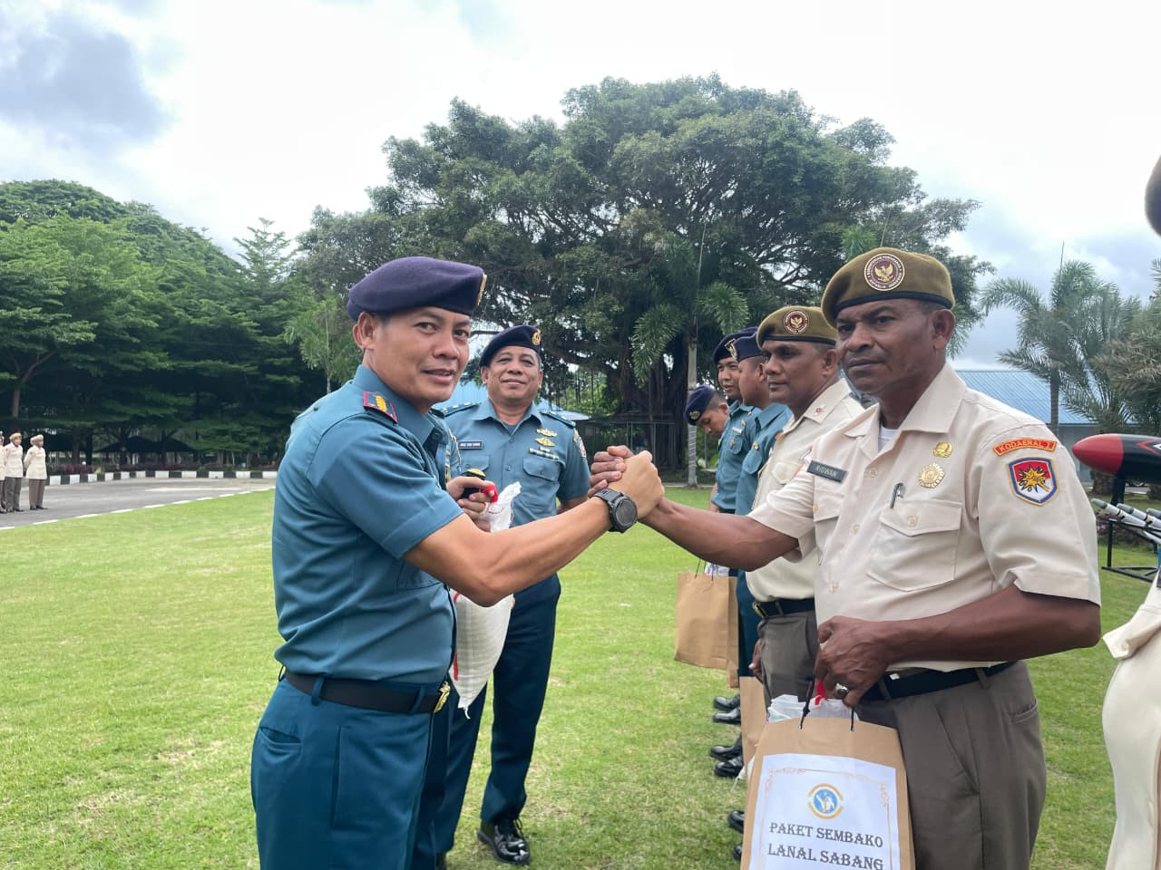 Danlanal Sabang Bagikan Sembako Kepada Prajurit Lanal Sabang