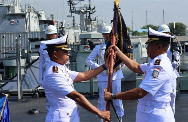 Tongkat Kepemimpinan KRI Teluk Amboina-503 Resmi Berganti