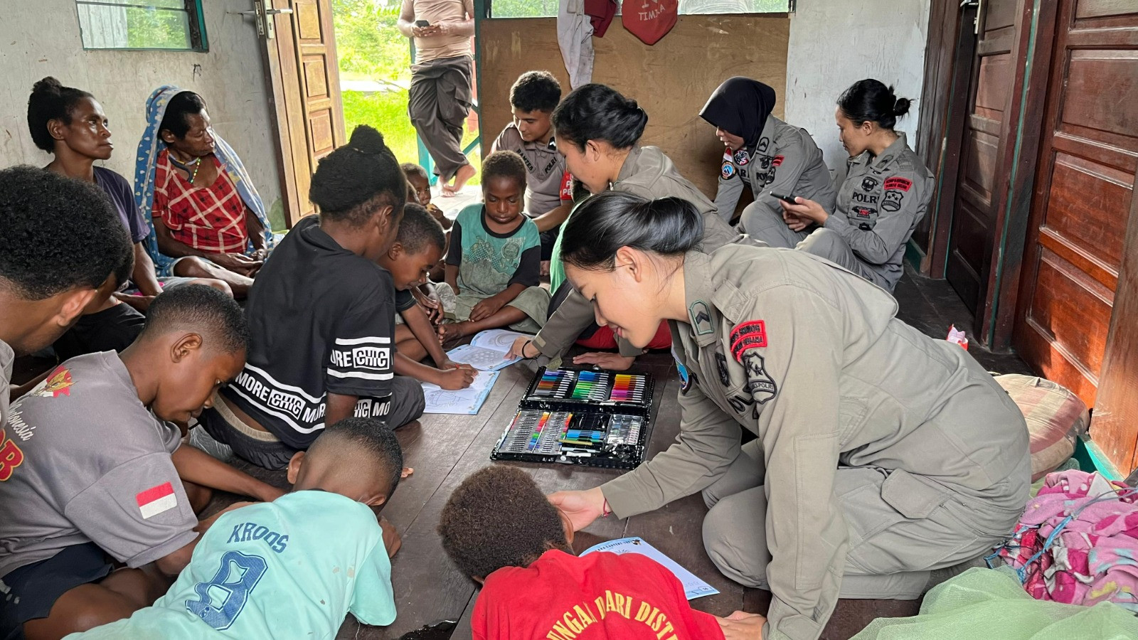 Polri Tanamkan Semangat Belajar kepada Anak-Anak di Kampung Yunad Melalui Pendekatan Humanis