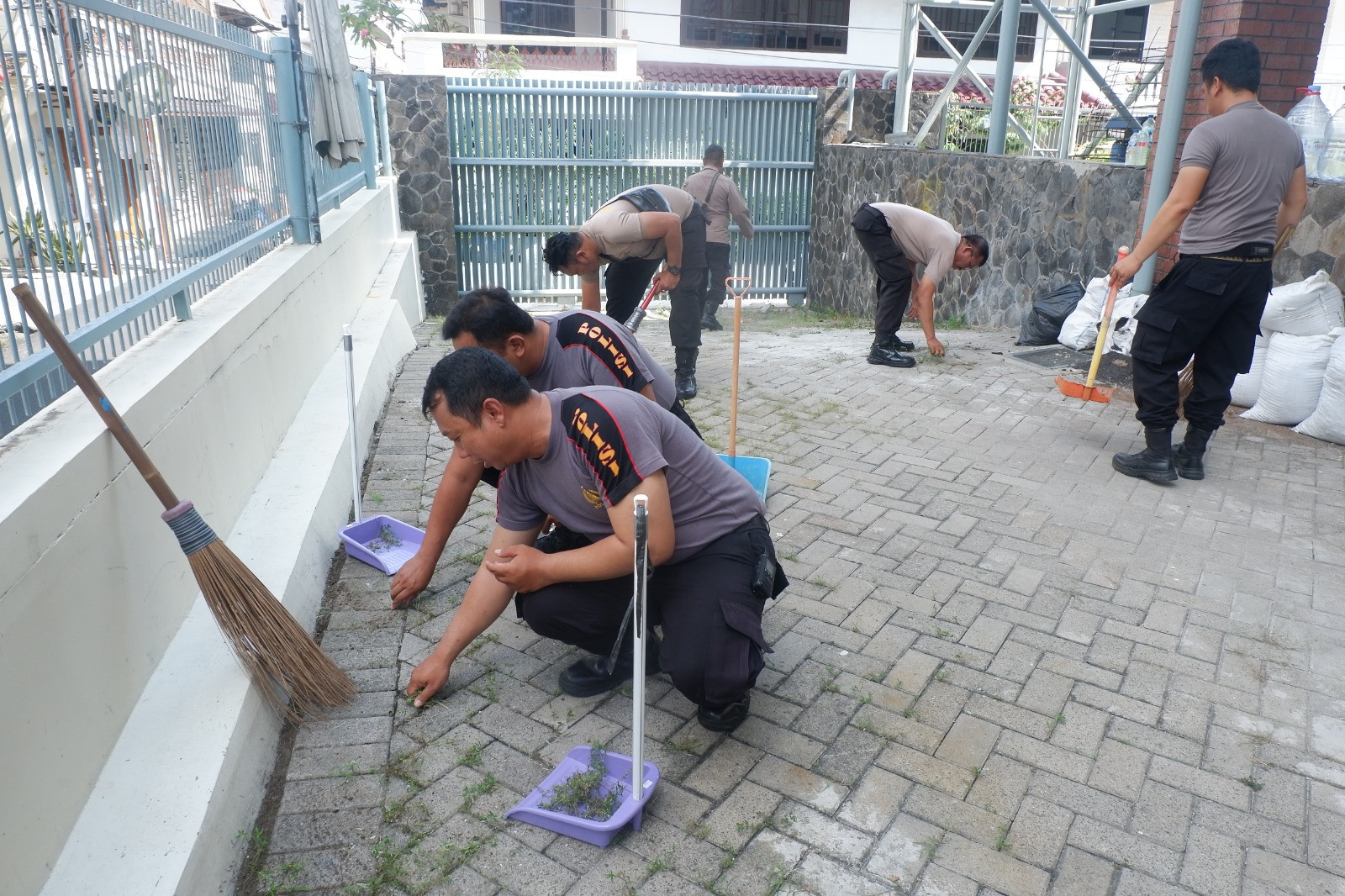Polsek Pademangan Gelar Bakti Sosial dan Religi di Gereja Santo Alfonsus Rodrigues
