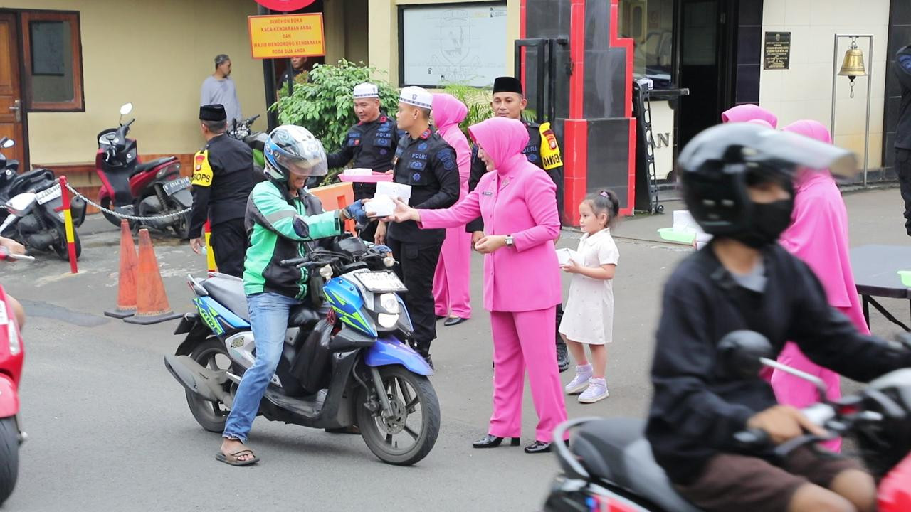 Brimob Polda Metro Jaya Bagi Takjil untuk Warga di Depan Mako Gegana