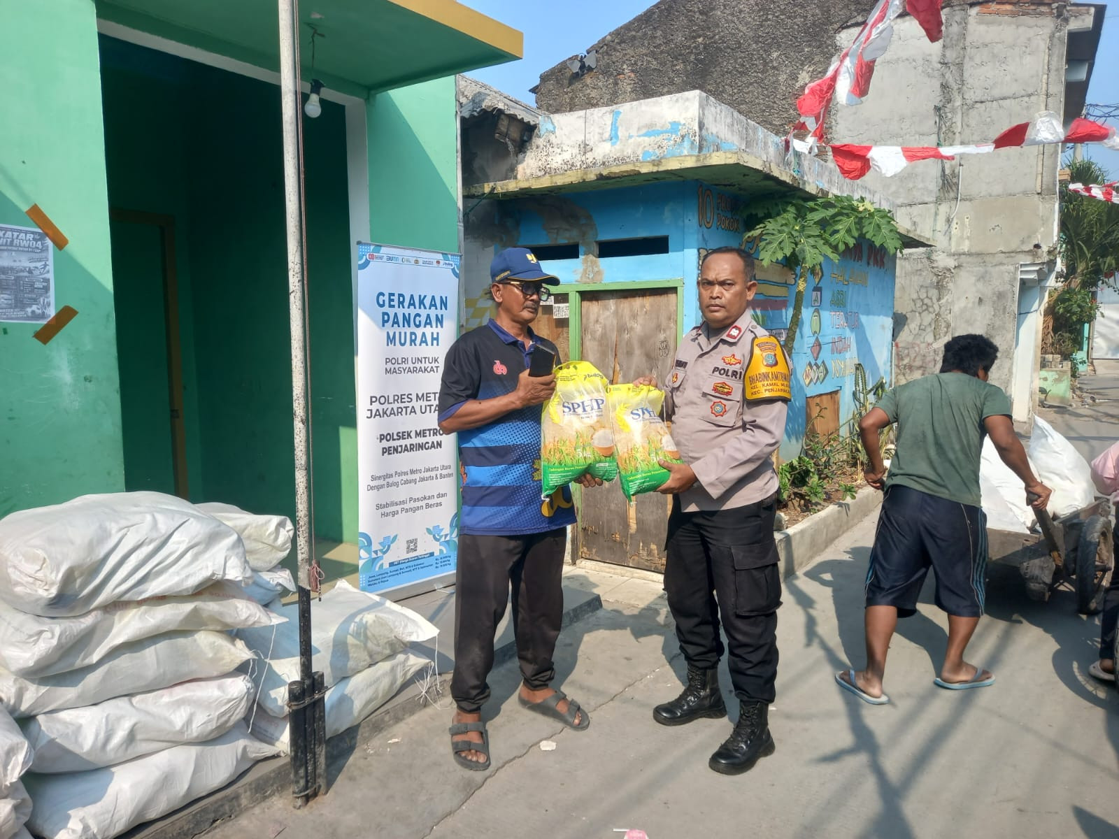 Polsek Penjaringan dan Bulog Gelar Gerakan Pangan Murah, 248 Pack Beras SPHP Ludes Terjual