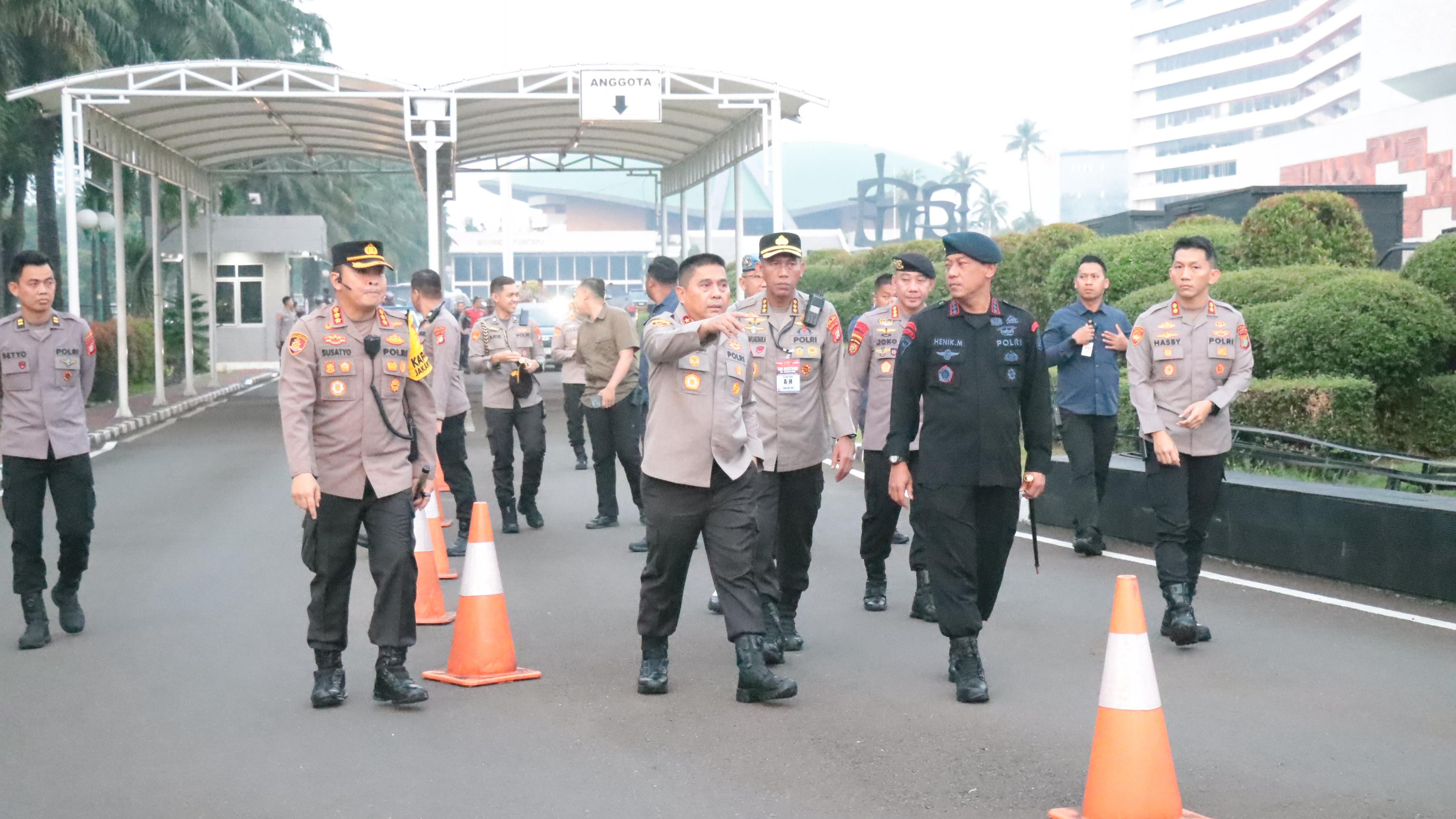 Kapolda Metro Jaya Tinjau Langsung Situasi Keamanan May Day 2025 di Sekitar Gedung DPR/MPR RI
