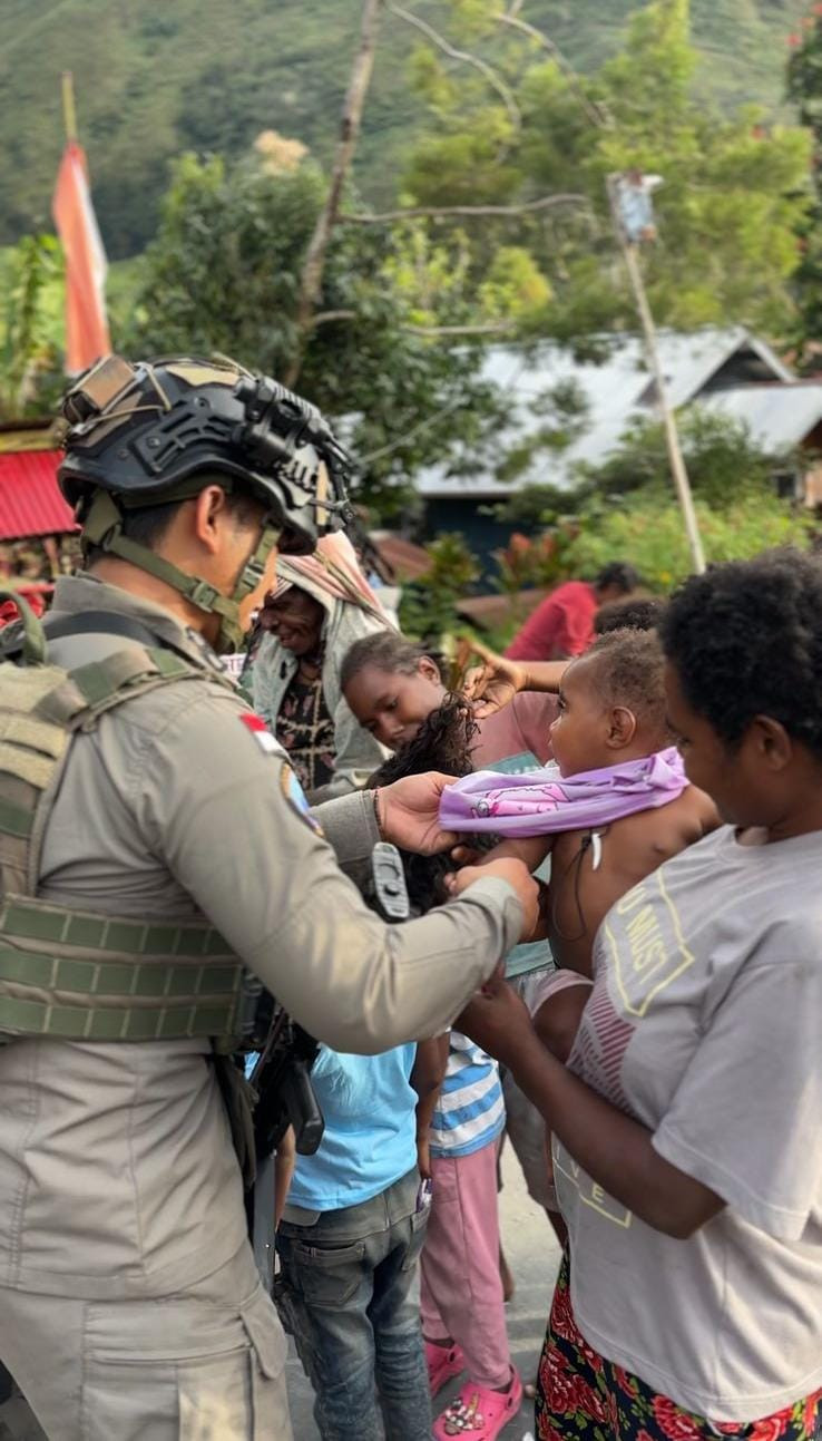 Satgas Ops Damai Cartenz 2025 Berbagi Kasih, Bagikan Pakaian untuk Anak-anak di Puncak Jaya