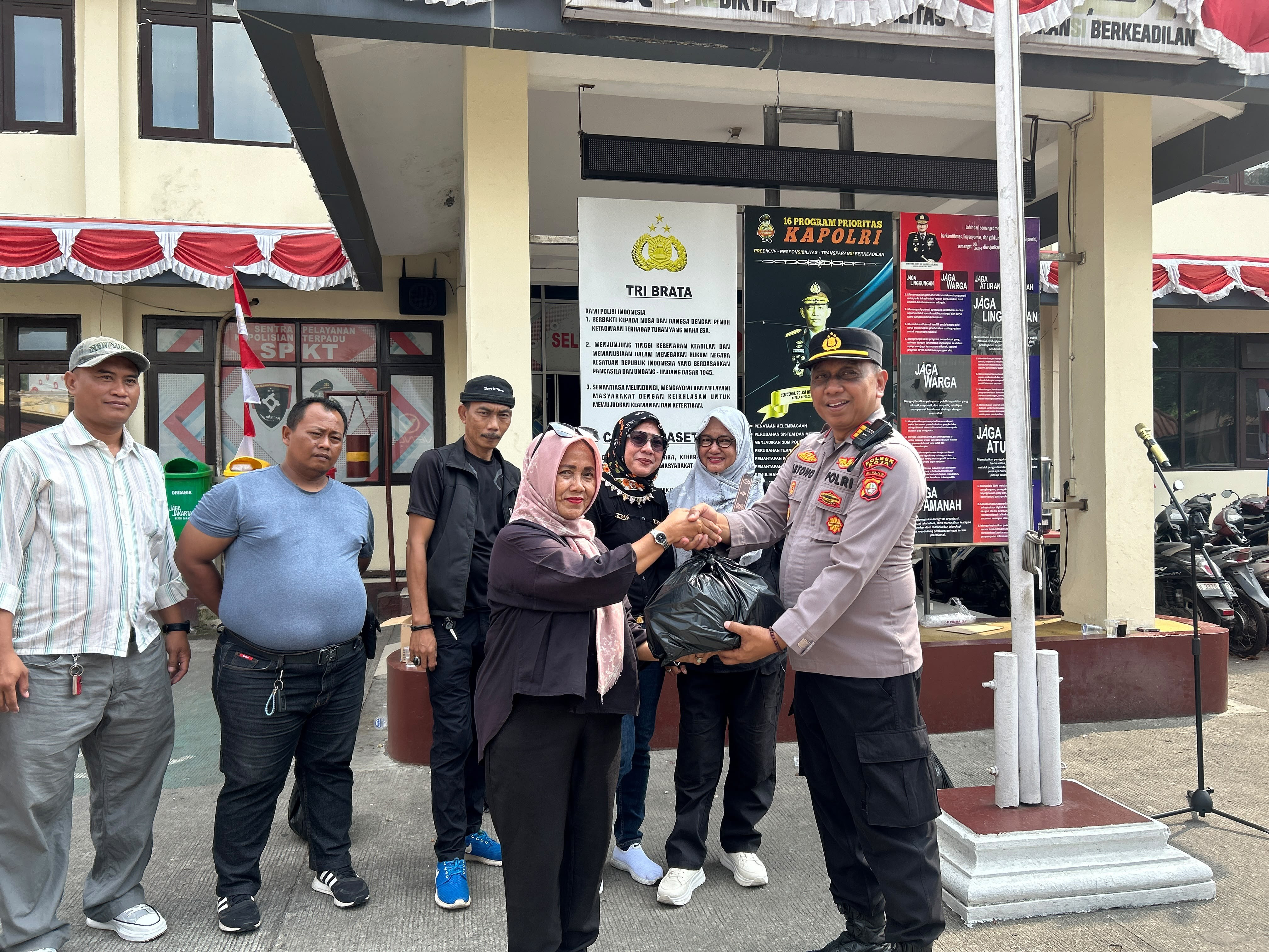 Jumat Peduli, Polsek Koja Bagikan 100 Paket Sembako untuk Warga