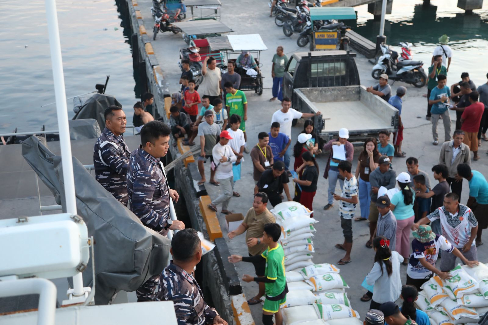 Lanal Nias dan Bulog Bekerjasama Distribusikan Bantuan Pangan Presiden RI Ke Pulau-Pulau Terkecil di Nias Menggunakan KAL Hinako 1-2-19