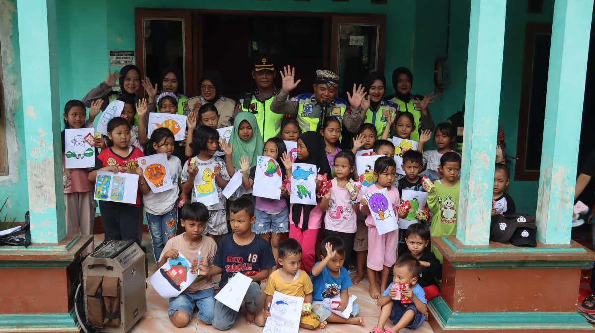Polri Laksanakan Baksos, Layanan Kesehatan, dan Trauma Healing di Lokasi Bencana Tanah Bergerak Desa Maribaya