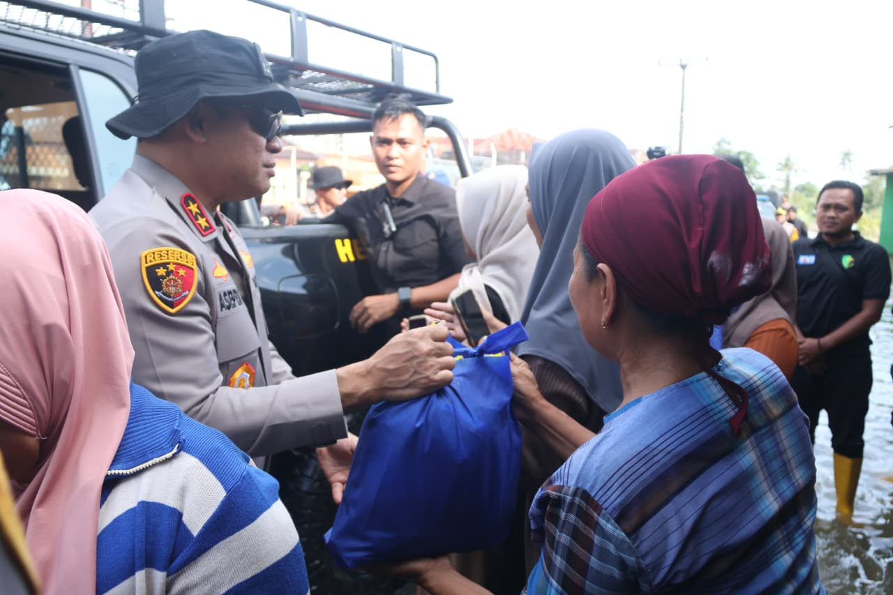 Kapolda Metro Jaya Bagikan Sembako ke Warga Terdampak Banjir di Muara Gembong