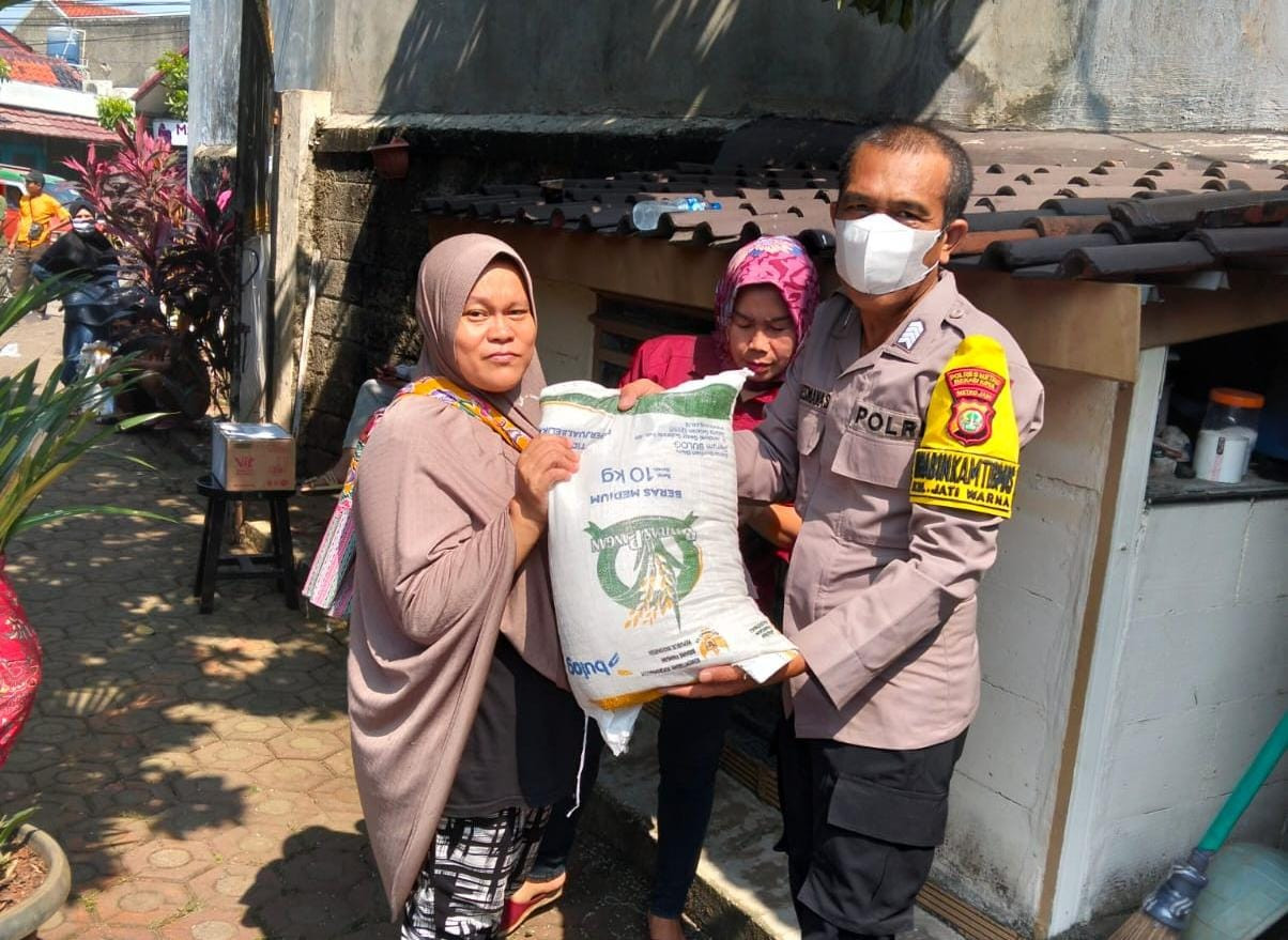 Polsek Pondok Gede Lakukan Monitoring, 659 Warga Jatiwarna Terima Bantuan Pangan