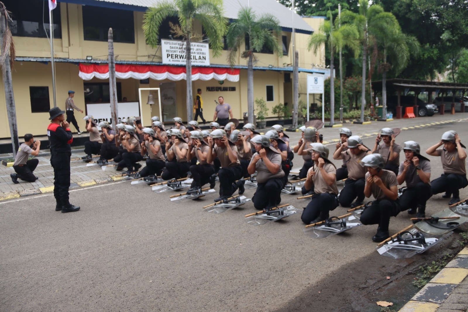 Polres Kepulauan Seribu Gelar Latihan Pengendalian Massa (Dalmas) di Marina Ancol