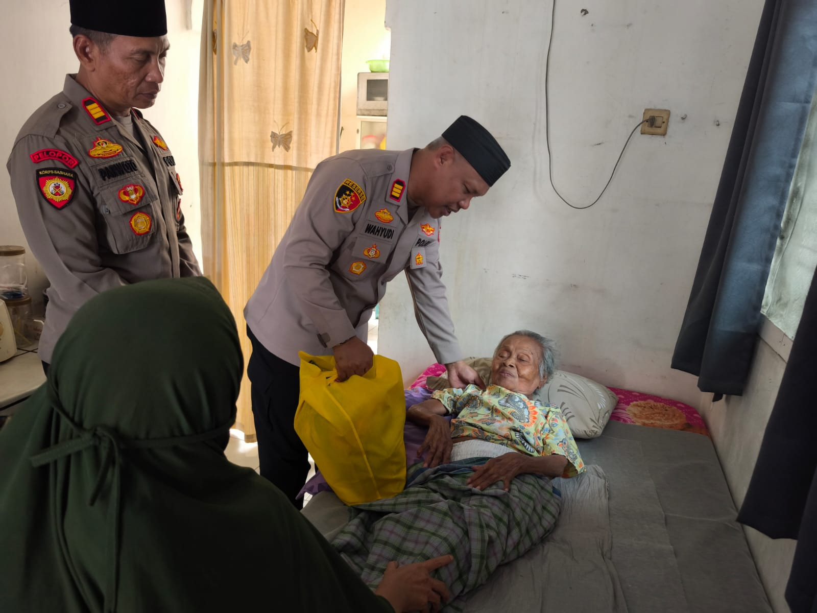 Jaga Jakarta On The Spot, Kapolsek Bekasi Barat Kunjungi Warga Sakit dan Lansia di Jakasampurna