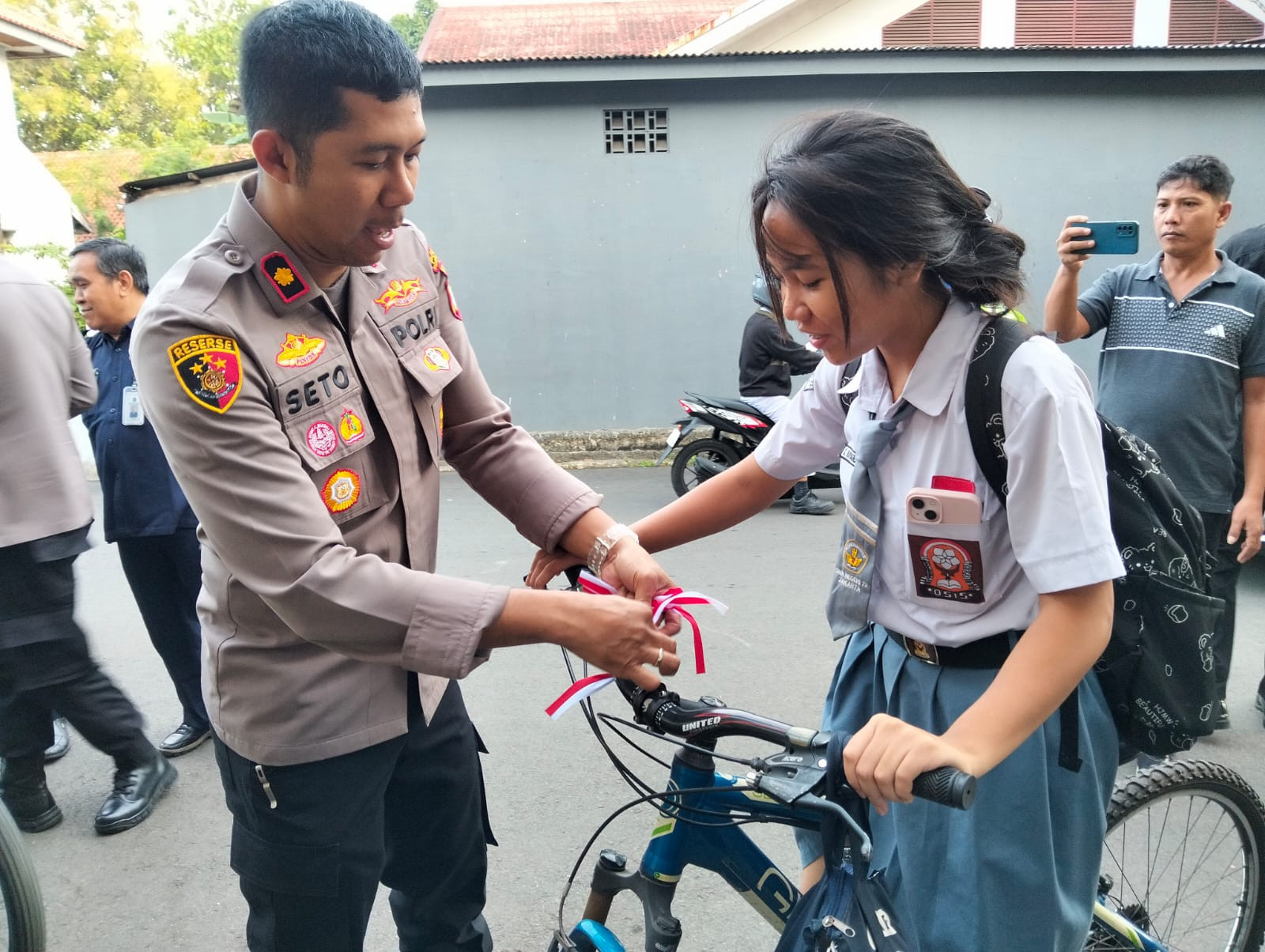 Kapolsek Kelapa Gading Bagikan 150 Bendera Merah Putih di Dua Sekolah, Ajak Pelajar Rayakan Kemerdekaan