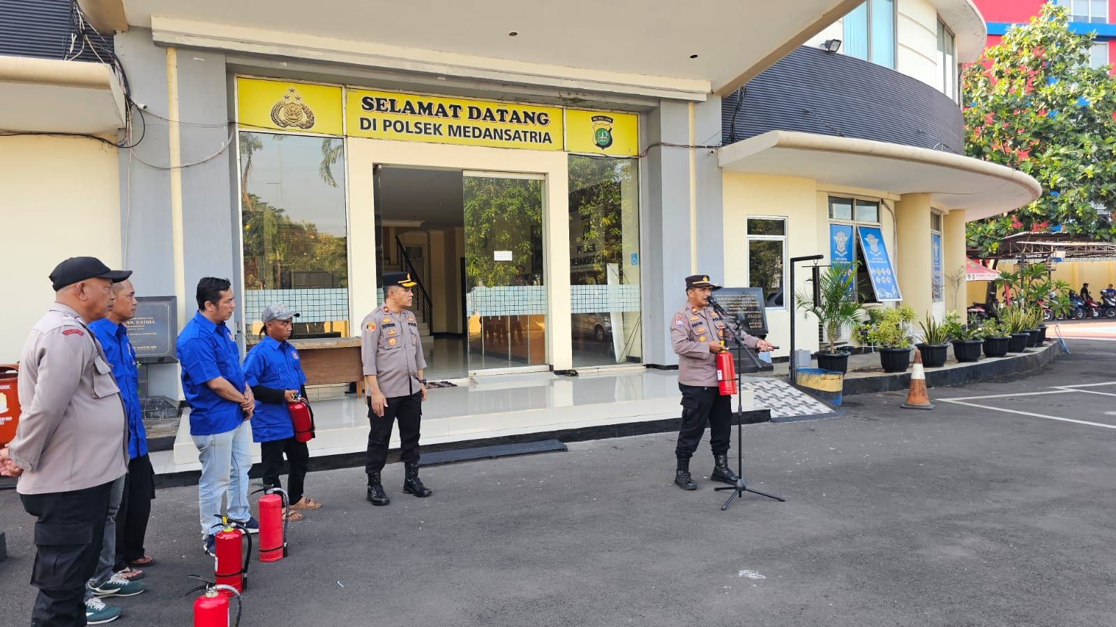Polsek Medansatria Gelar Pelatihan Penggunaan APAR untuk Menghadapi Aksi Unjuk Rasa