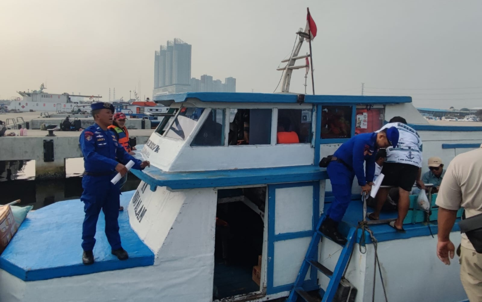 Satpolairud Sosialisasikan Polisi 110 dan Keselamatan Berlayar di Dermaga Kaliadem