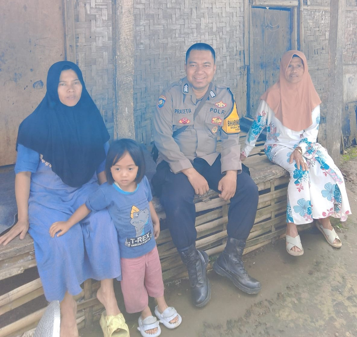 Bhabinkamtibmas Polsek Ciawi Sambangi Warga Desa Bojongmurni, Sampaikan Pesan Kamtibmas dan Dukung Ketahanan Pangan