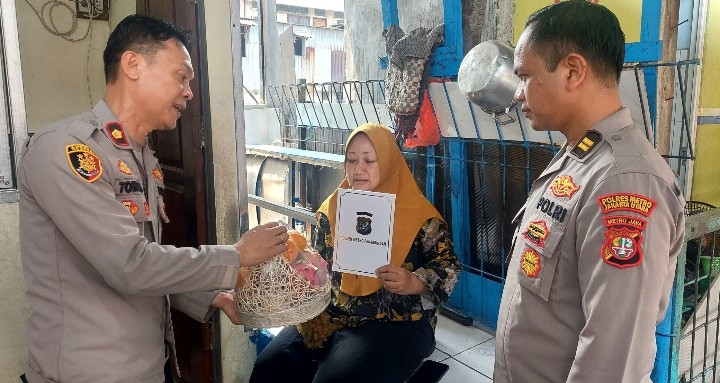 Polsek Metro Penjaringan Salurkan Tali Asih kepada Korban Kecelakaan Pipa Spiral Jatuh di Rawa Bebek