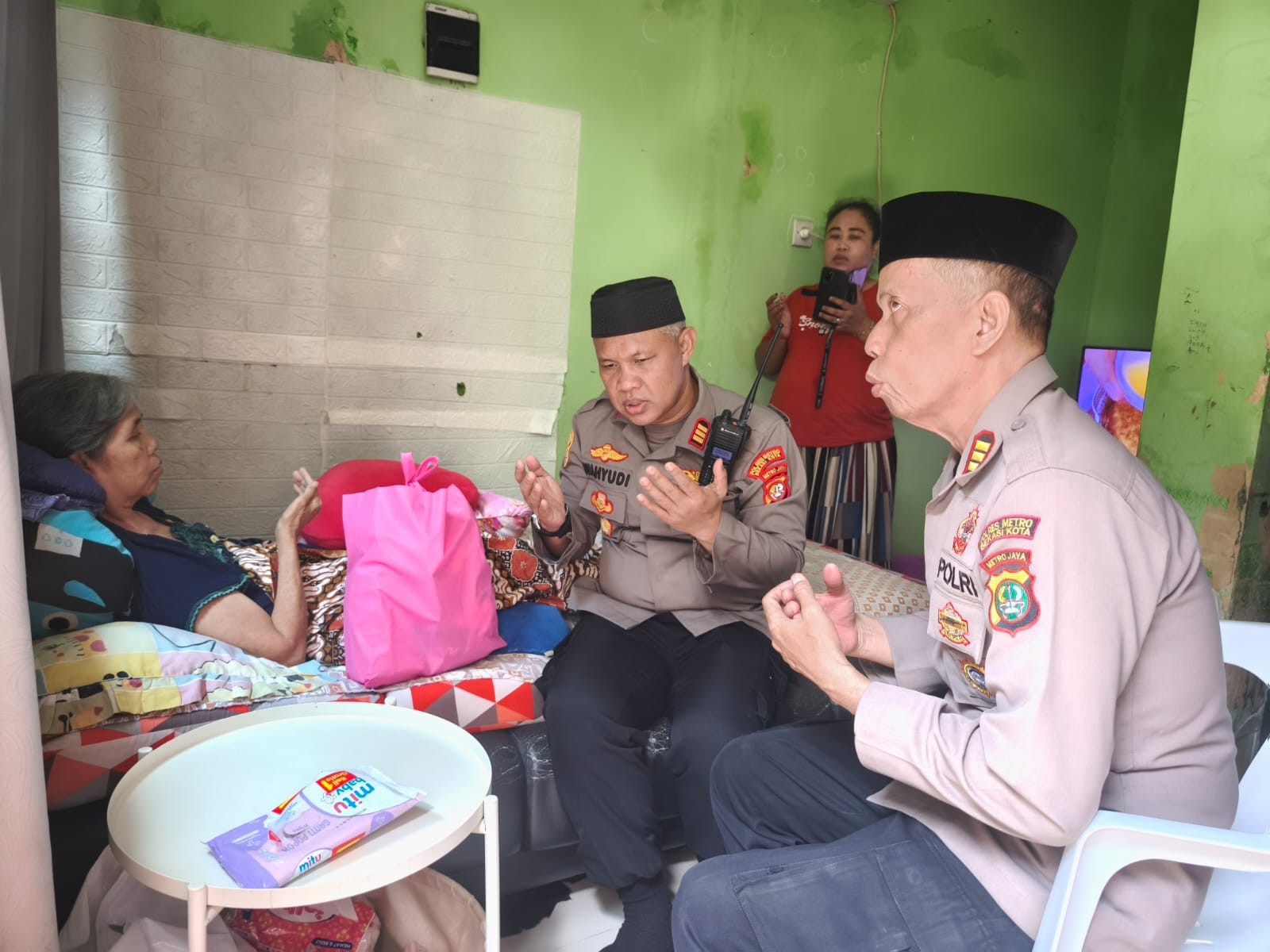 Jumat Berkah Ramadhan, Polsek Bekasi Barat Sambangi Warga Sakit Menahun dan Salurkan Bantuan Sembako