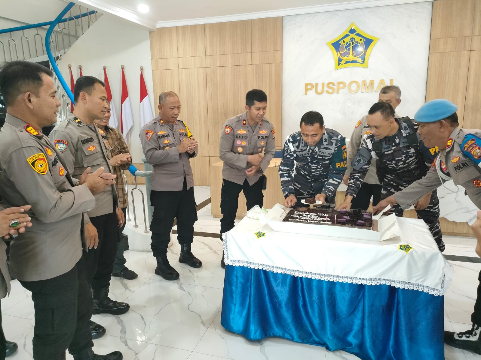Polres Metro Jakarta Utara dan Polsek Kelapa Gading Beri Kejutan HUT TNI ke-80 di Mako Puspomal TNI AL