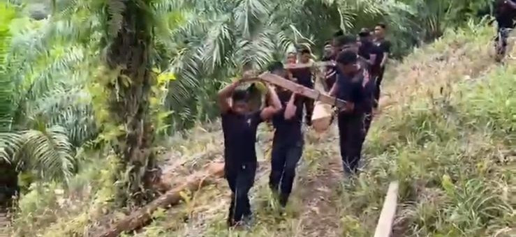 Brimob Polda Kaltara Membangun Jembatan Roboh di Tapal Batas, Sebatik Tengah