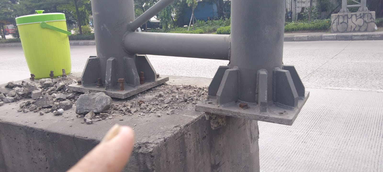 Tiang Raksasa Penunjuk Arah Hampir Roboh di Jembatan Jl.Raya Cilincing Warga Minta Bina Marga Segera Bertindak