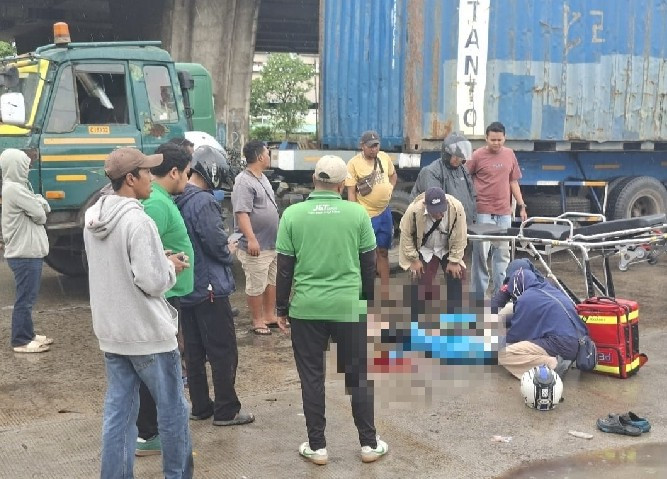 Diduga Kurang Konsentrasi, Pemotor Tabrak Truk Trailer di Cakung Cilincing