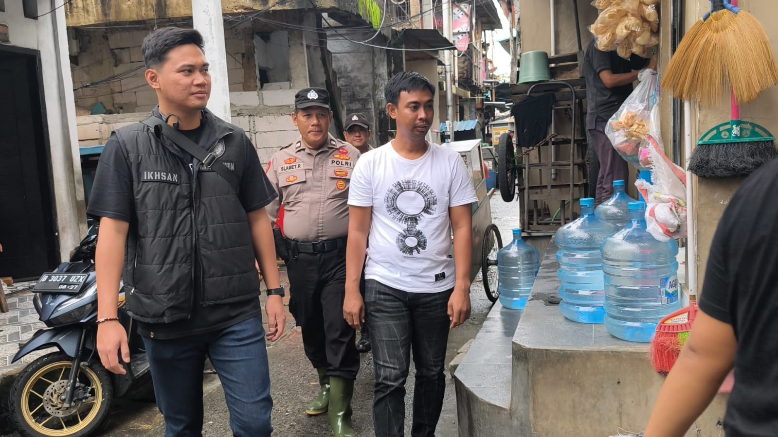 Polsek Pademangan Gelar Patroli Jalan Kaki, Imbau Warga Waspada di Musim Hujan