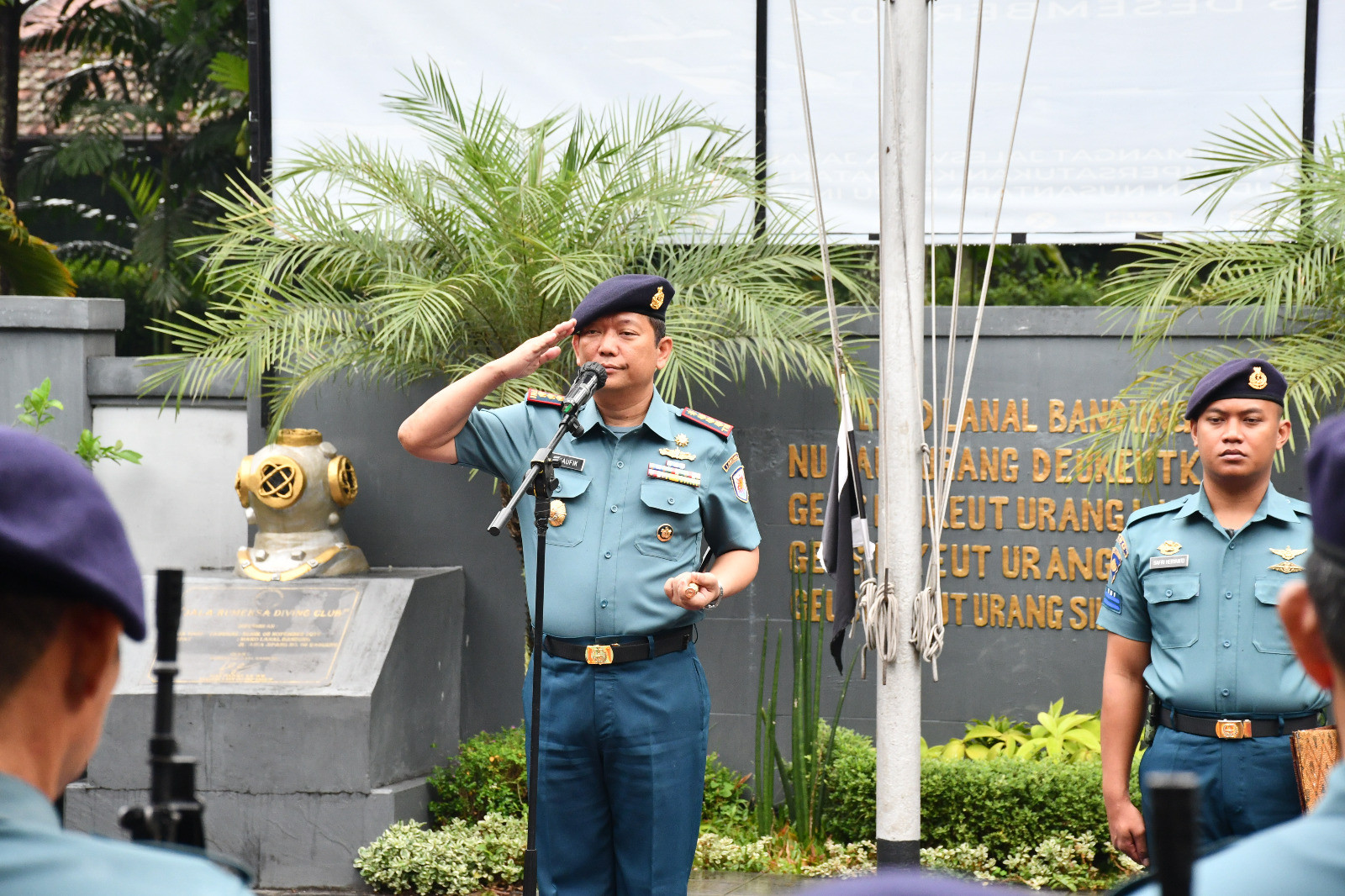 Tingkatkan Jati Diri Sebagai Parjurit Jalasena, Komandan Lanal Bandung Pimpin Upacara Bendera 17’an