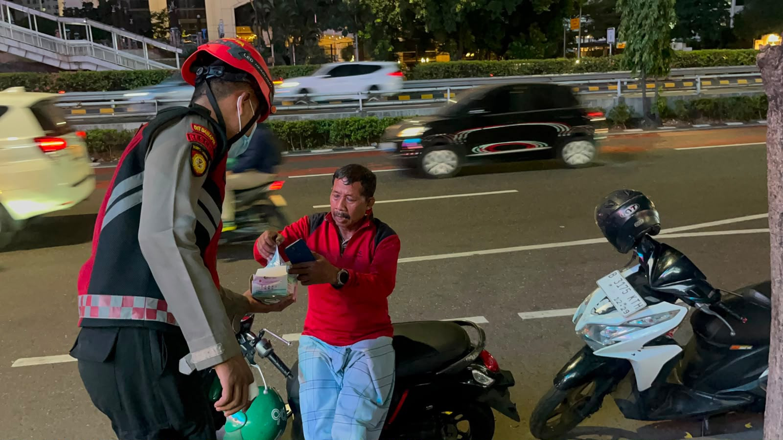 Ditsamapta Polda Metro Jaya Bagikan Masker Antisipasi Debu Vulkanik Anak Krakatau