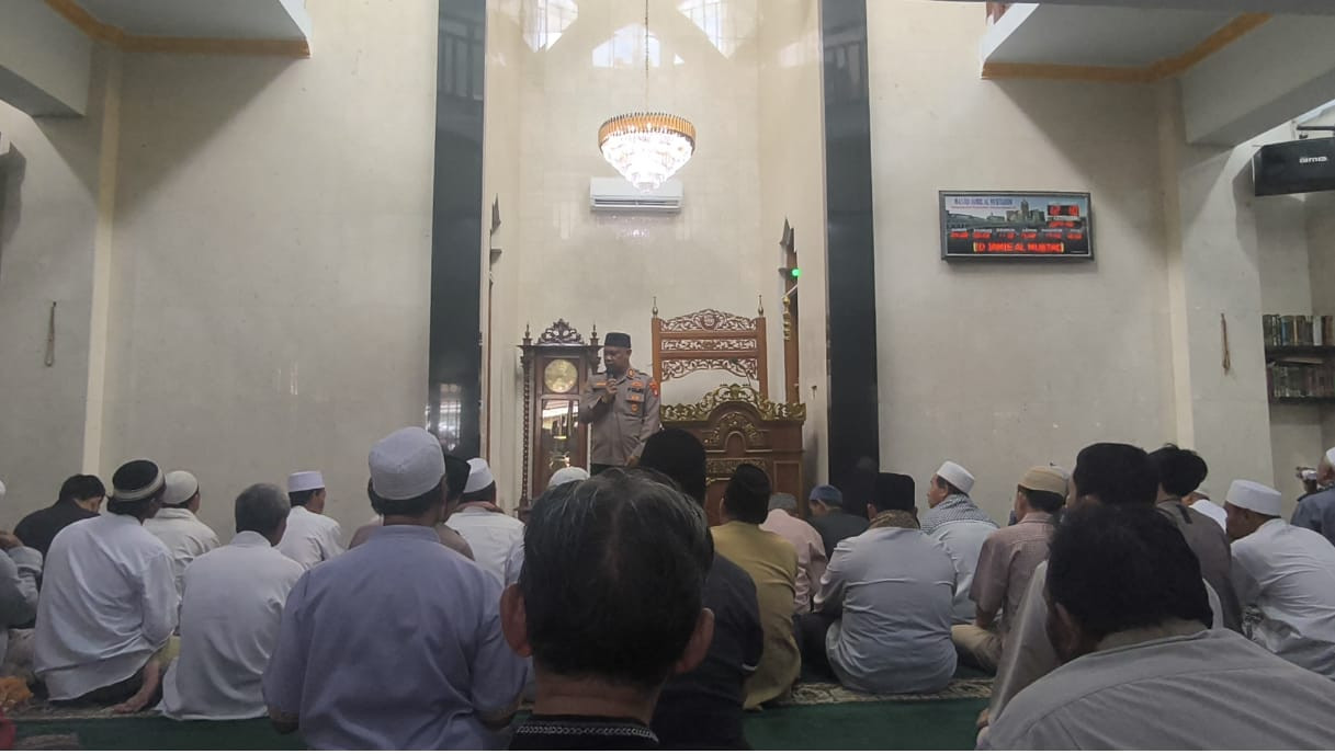 Kapolsek Bekasi Barat Ajak Jamaah Perhatikan Pergaulan Anak Saat Sholat Jum’at Keliling