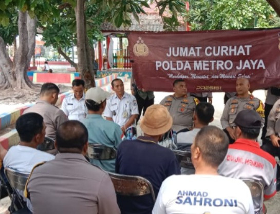 Dekat dengan Warga, Kapolres Kepulauan Seribu Gelar Jumat Curhat di Pulau Kelapa