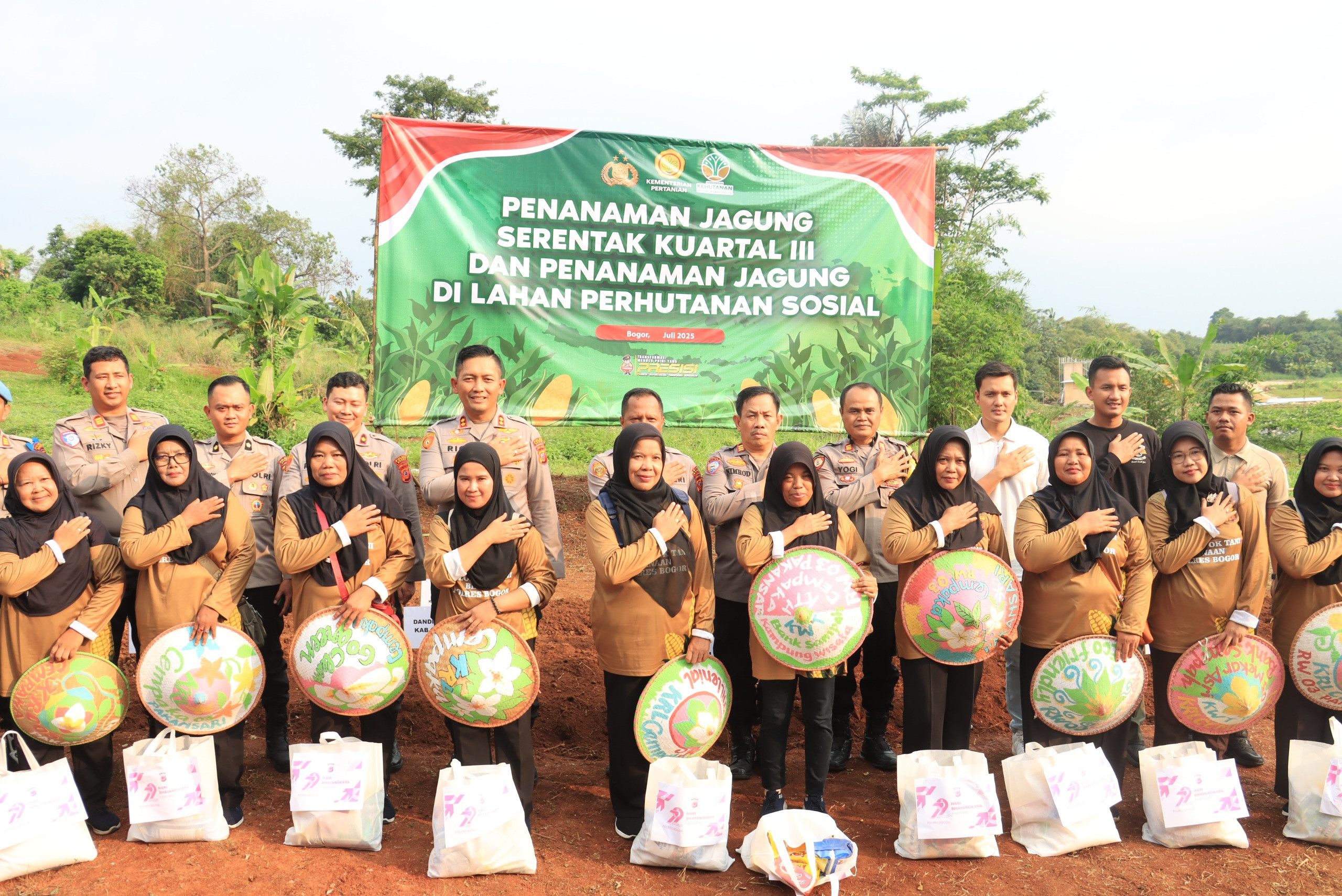 Kapolres Bogor Salurkan Bansos ke Kelompok Tani, Dukung Ketahanan Pangan Lewat Penanaman Jagung