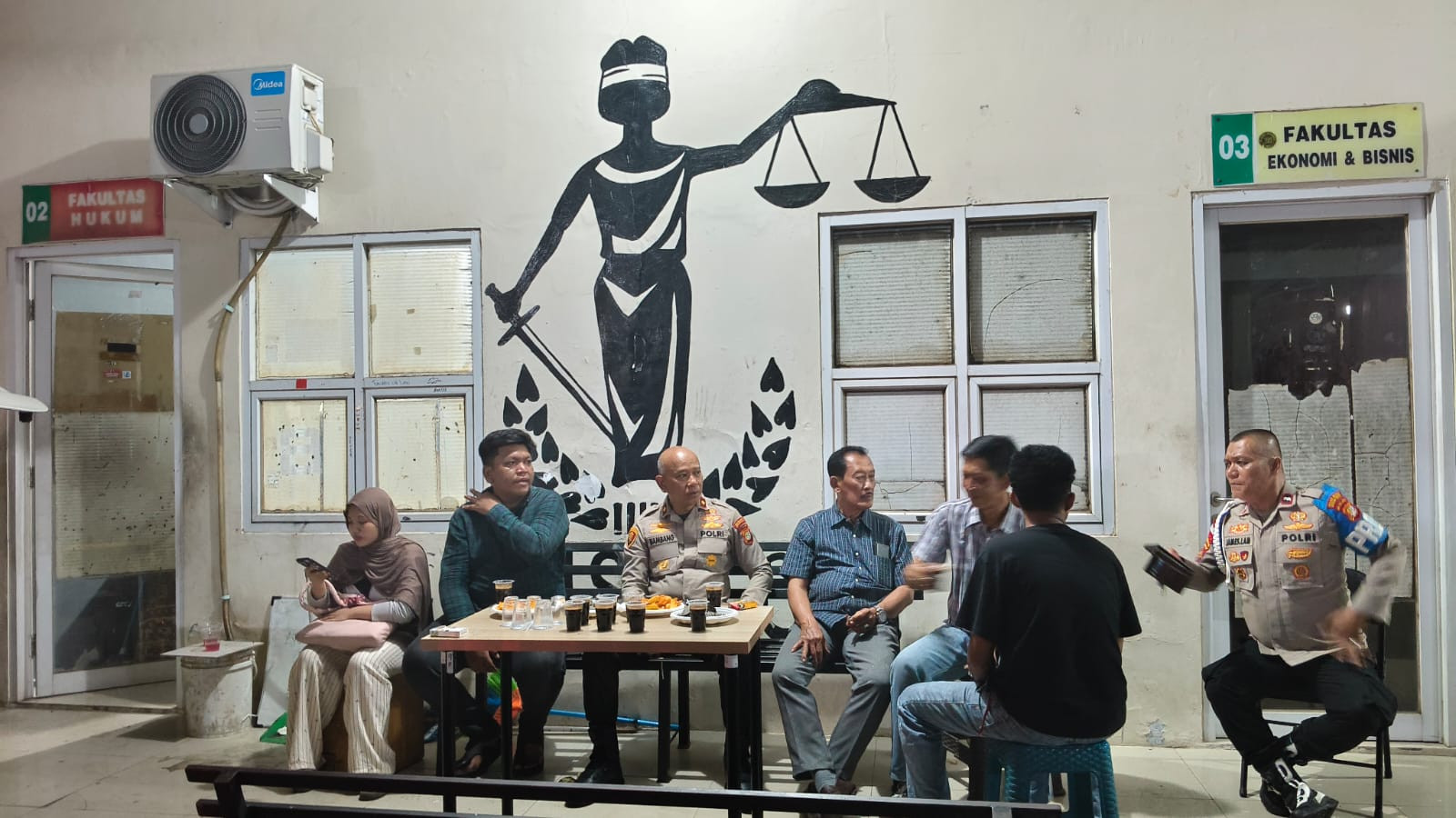 Jaga Jakarta On The Spot : Kapolsek Pondok Gede Perkuat Sinergi dengan Universitas Islam As-Syafi'iyah Melalui Ngopi Bareng