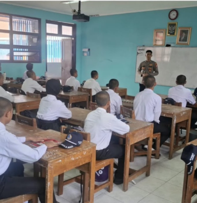 Polres Kepulauan Seribu Sambangi Sekolah dalam Program Bapak Asuh Polri, Perkuat Kepedulian terhadap Pelajar
