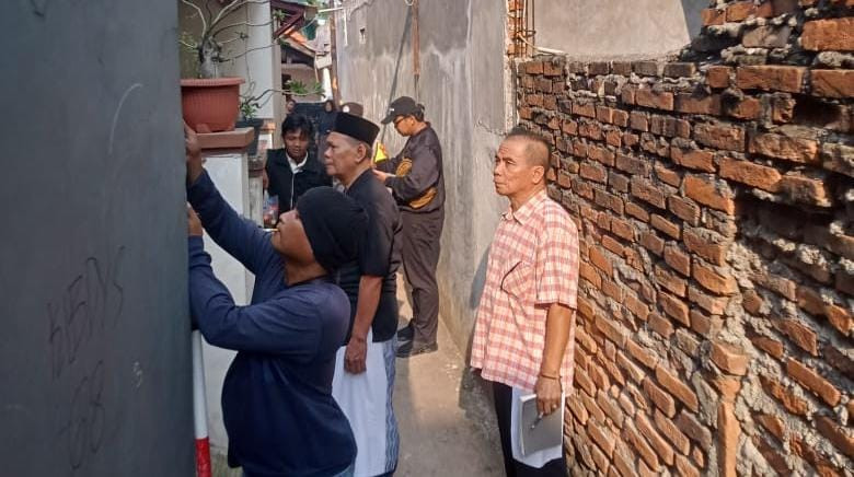 Bhabinkamtibmas Medansatria Dampingi Pengukuran PTSL di Kalibaru