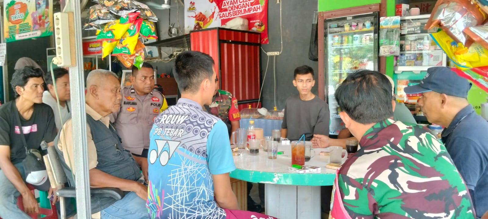 Perkuat Sinergi, Bhabinkamtibmas dan Babinsa Jatiasih Sambangi Ketua RW 10 Jatirasa