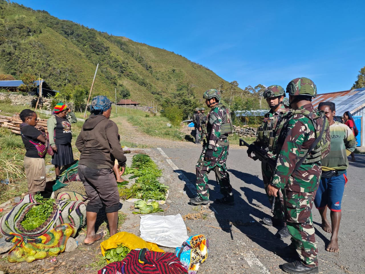 Semangat Bangkitkan Perekonomian Puncak Jaya, Satgas Yonif 715/Mtl Berkeliling Borong Hasil Bumi Masyarakat
