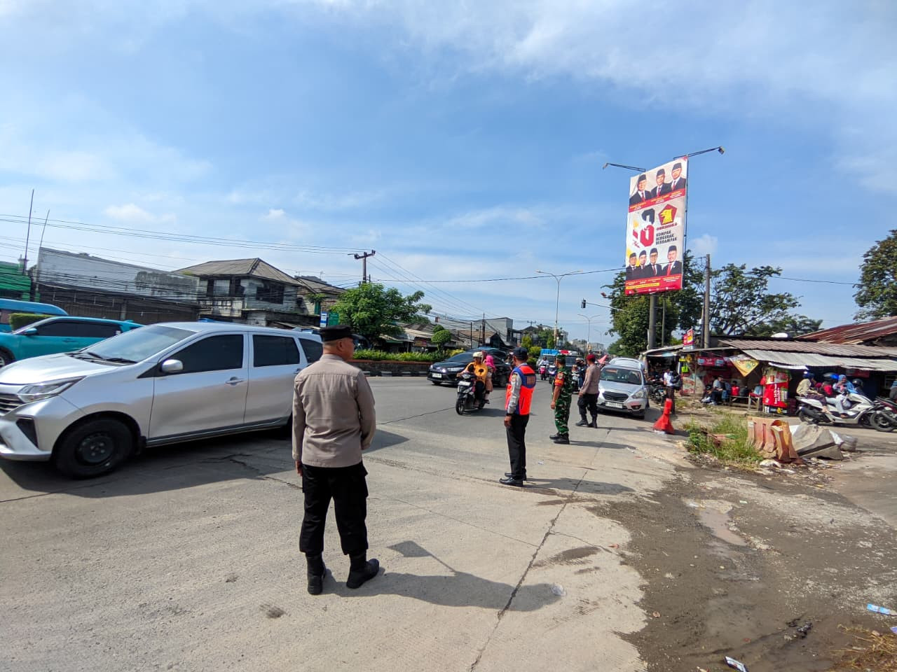 Demi Mudik Aman, Polisi dan TNI Bersinergi Atur Lalu Lintas di Kalijaya