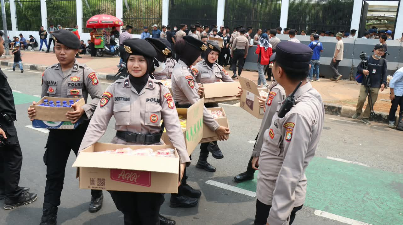 Pelayanan Humanis di DPR, Polisi Bagikan Konsumsi kepada Massa Aksi