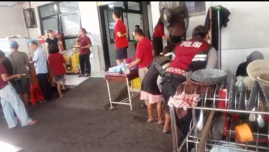 Jumat Peduli, Polsek Metro Penjaringan Bagikan Makanan Gratis dan Sampaikan Pesan Kamtibmas